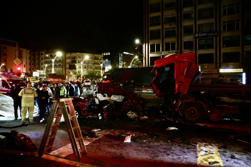 Tır iki otomobili biçti. 5 ölü, 6 yaralı 3