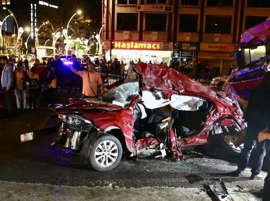 Tır iki otomobili biçti. 5 ölü, 6 yaralı 