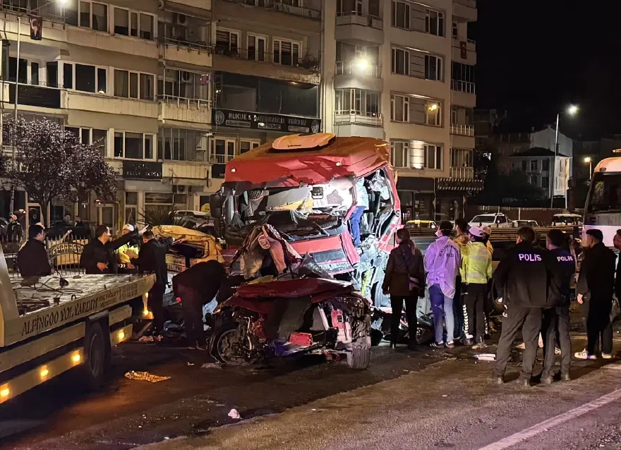 Tır iki otomobili biçti. 5 ölü, 6 yaralı 4