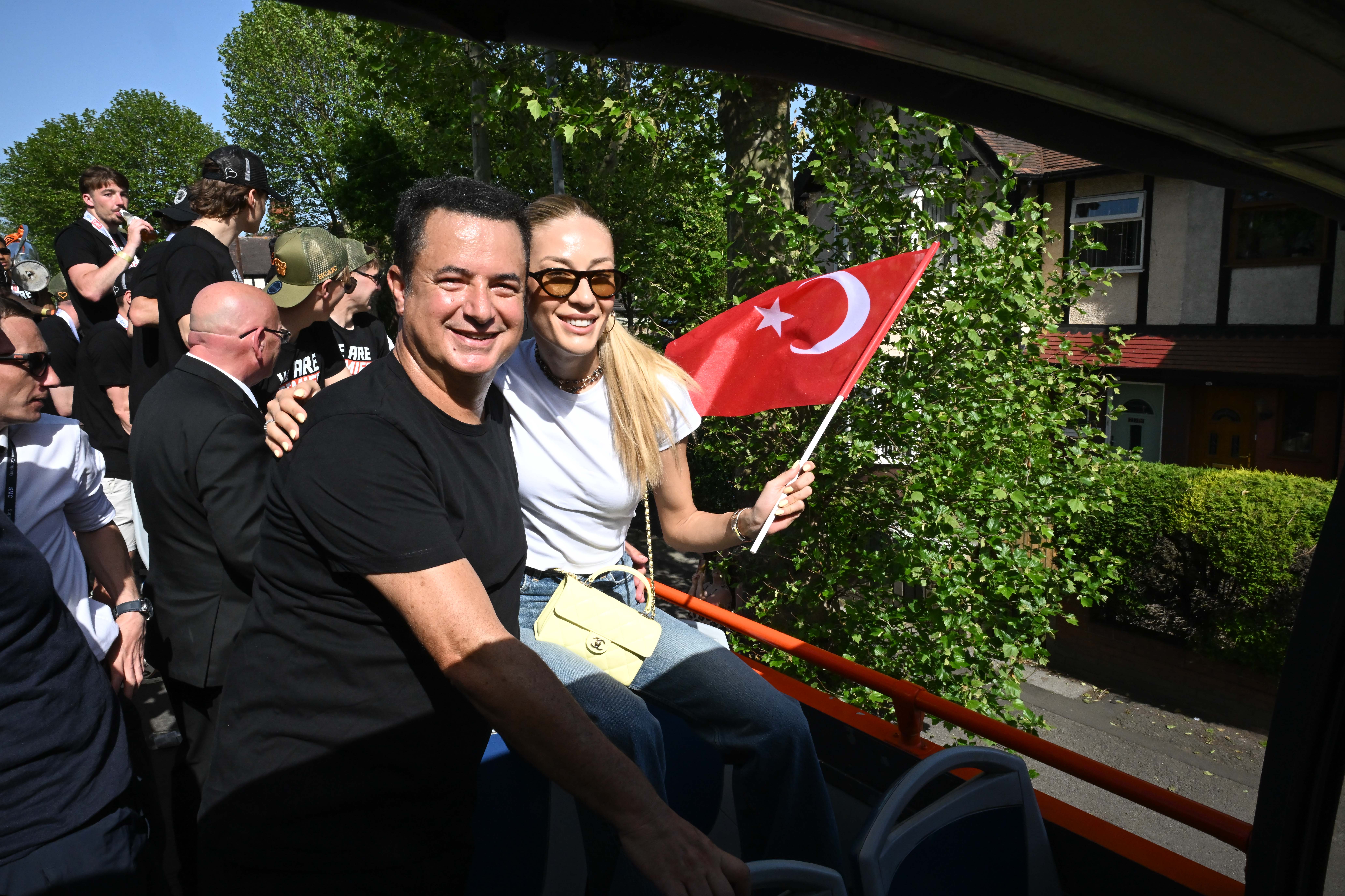 Acun Ilıcalı ve eşi otobüse çıktı, binlerce kişi toplandı