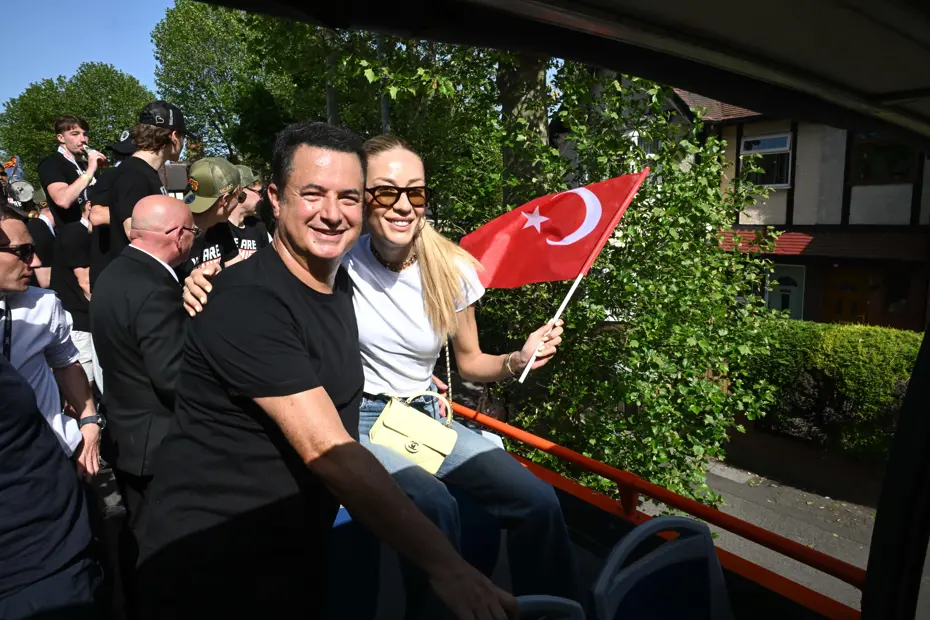 Acun Ilıcalı ve eşi otobüse çıktı, binlerce kişi toplandı