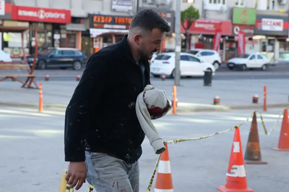 Acemi kasaplar iş başında. 