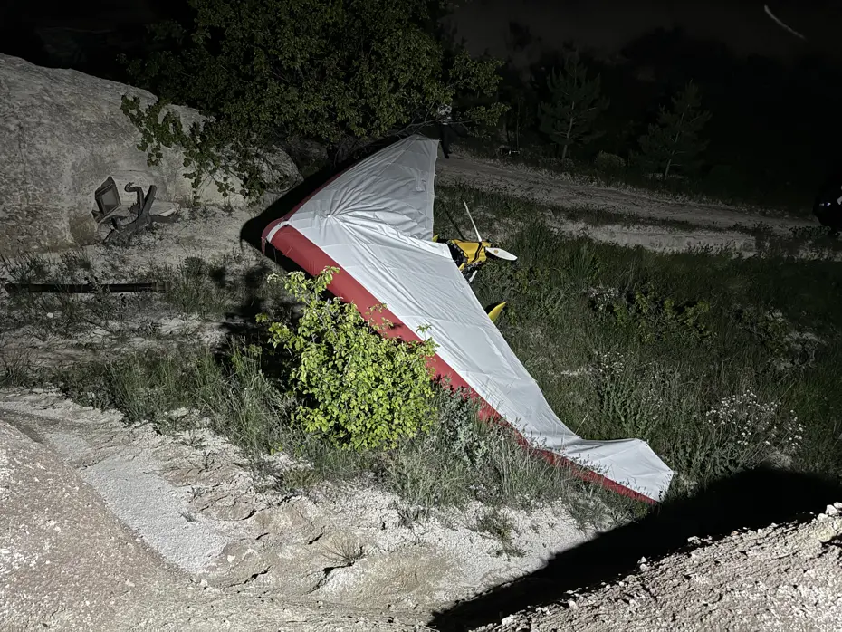 Turist taşıyan microlight acil iniş yaptı