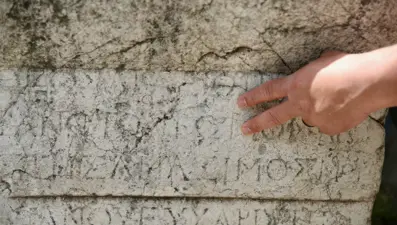 500 yıllık caminin bahçesinde duruyor. Üzerindeki yazı dikkat çekti