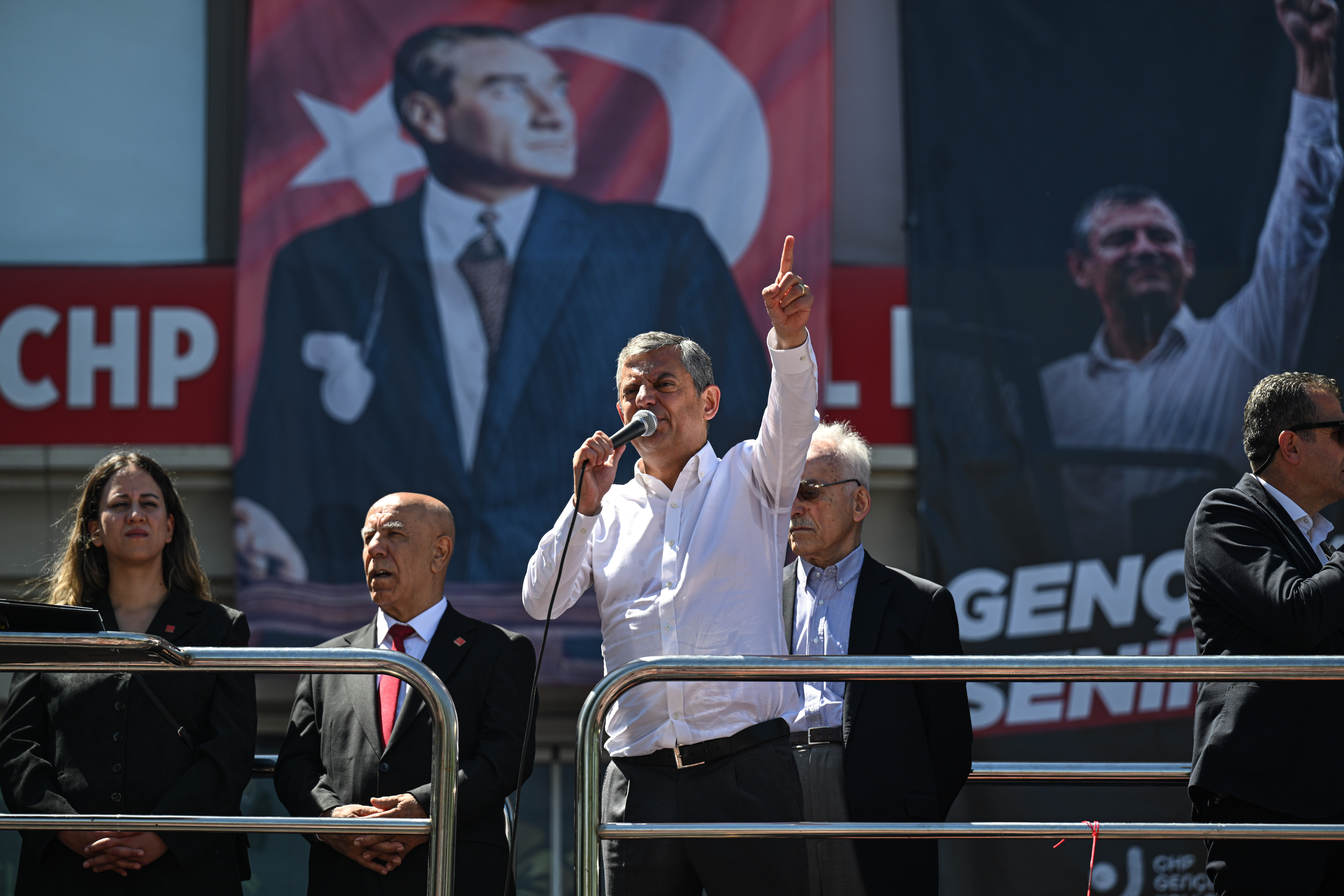 Özgür Özel, MYK'yı topladı: Salı günü grup toplantısı yapılacak mı?