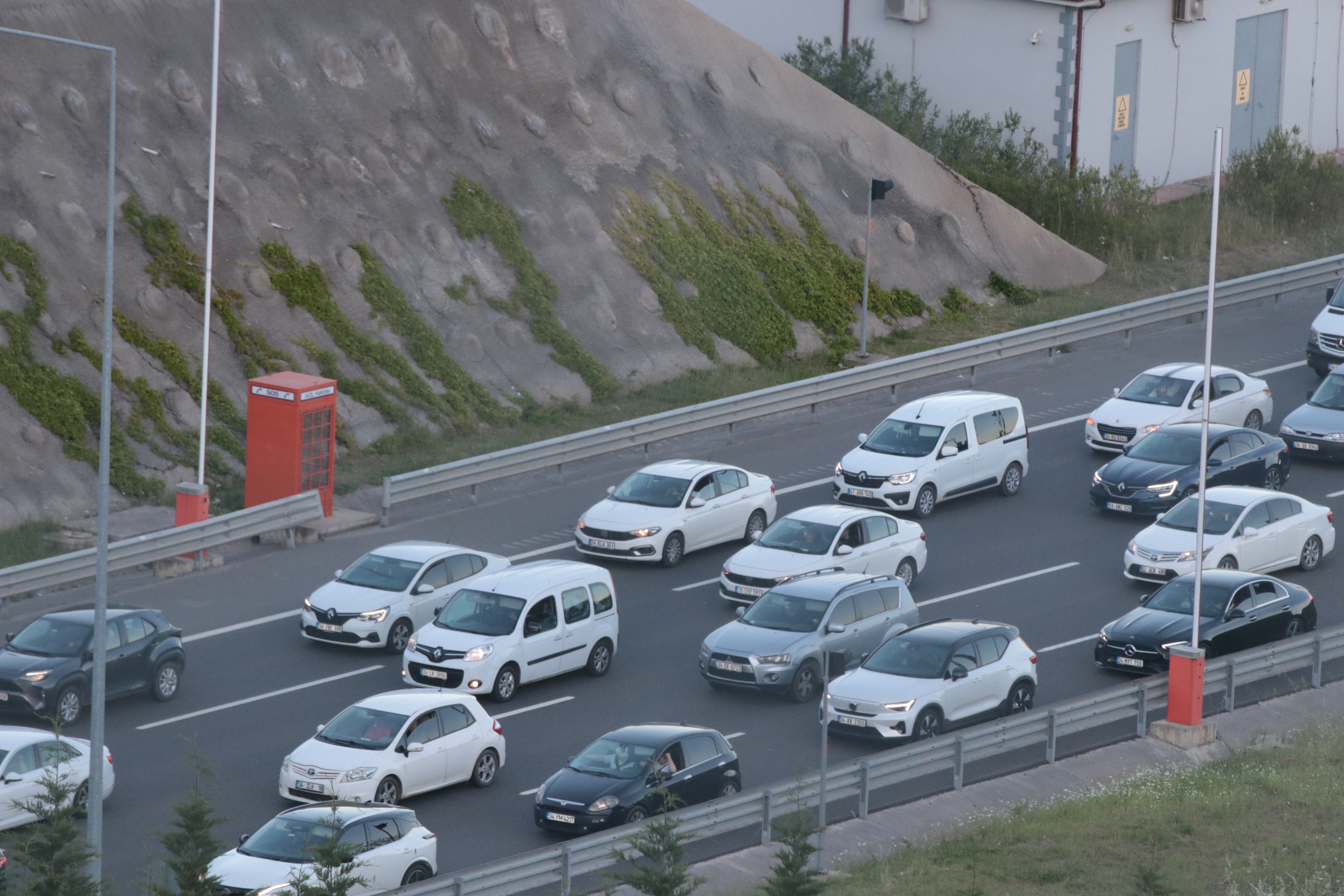 Tatilciler dönüş yolunda. Kritik noktalarda trafik yoğun