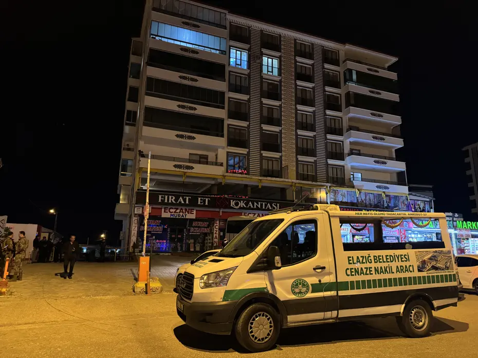 Çocuğunun gözü önünde eşini katletti