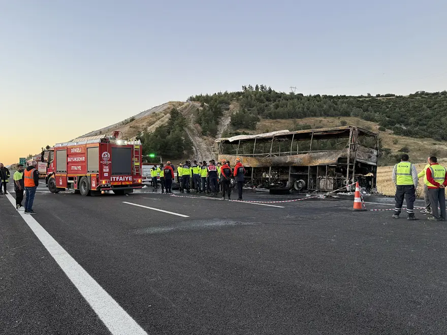 AA 20260531 41536522 41536520 DENIZLIDE BARIYERLERE CARPARAK YANAN YOLCU OTOBUSUNDEKI 8 KISI OLDU 33 KISI YARALANDI 446044