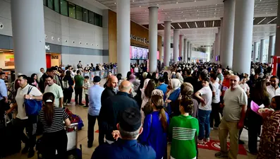 İstanbul’daki havalimanlarında dönüş yoğunluğu sürüyor