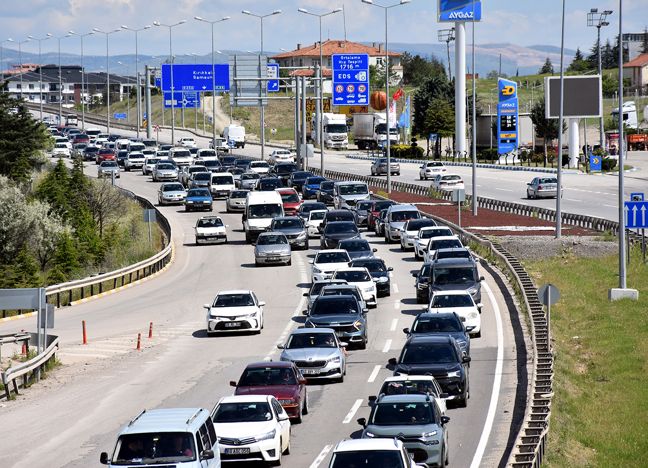 Tatilciler dönüyor. Kilit kavşakta son gün kalabalığı