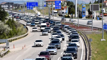Tatilciler dönüyor. Kilit kavşakta son gün kalabalığı