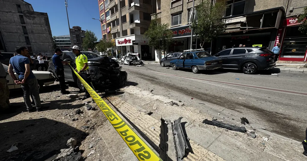 Freni patlayan kamyon ortalığı savaş alanına çevirdi, 10 araca çarpıp durabilirdi. Biri ağır 5 yaralı var
