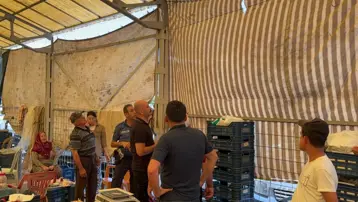 Semt pazarında dehşet: 4 yaşındaki çocuk bebek arabasında vuruldu