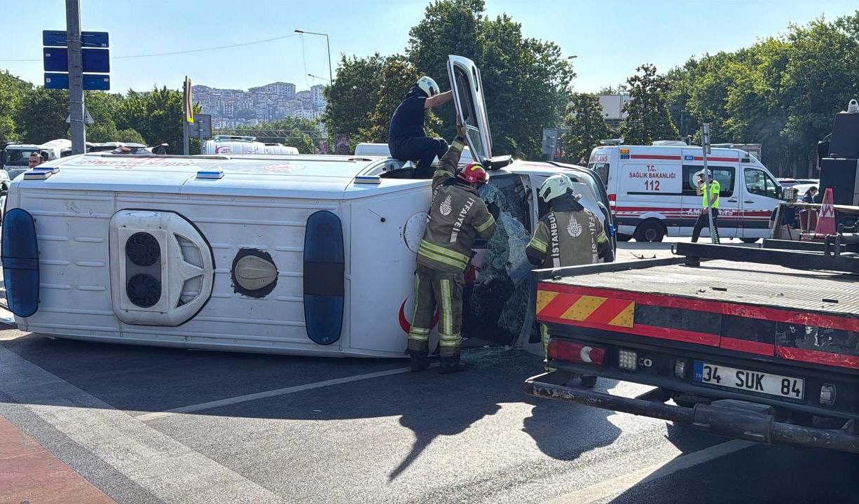 Kağıthane'de ambulans devrildi. 4 yaralı