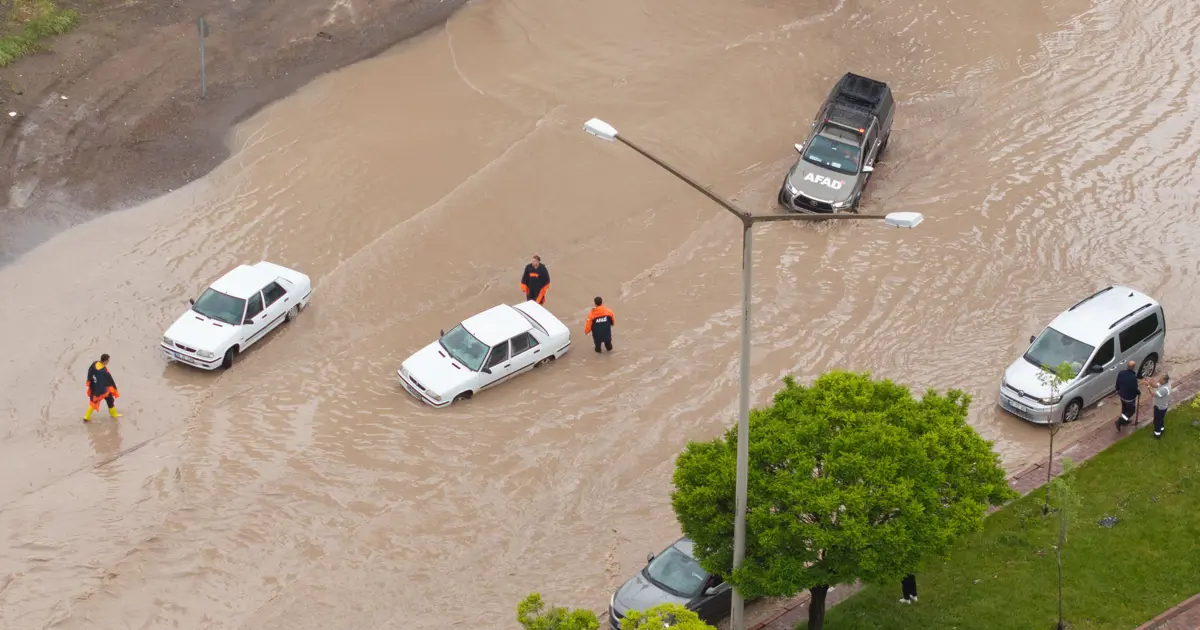 Birçok ili sel vurdu. Dereler taştı, araçlar suya kapıldı