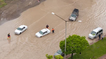 Birçok ili sağanak vurdu. Araçlar suya kapıldı, bir kişi hayatını kaybetti