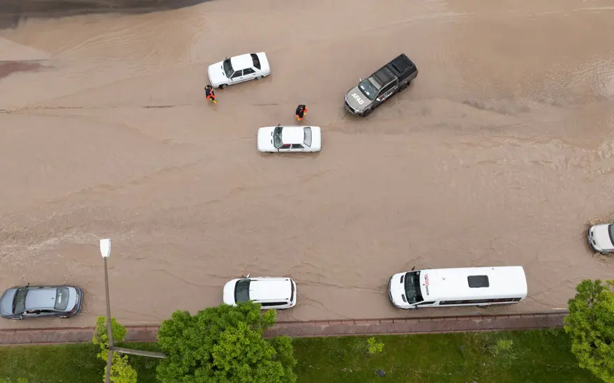 Sıcaklık kavuracak ama yerel kuvvetli yağışlara dikkat!  Meteoroloji'den yeni hava durumu tahmini 1