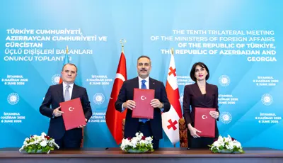İstanbul Bildirisi'nde ''Orta Koridor'' ve enerji işbirliği öne çıktıTürkiye, Azerbaycan ve Gürcistan'ın dışişleri bakanlarının imzaladığı İstanbul Bildirisi'nde siyasi, ekonomik, kültürel ve ticari alanlarda işbirliğinin güçlendirilerek ileriye taşınması mesajı verildi.