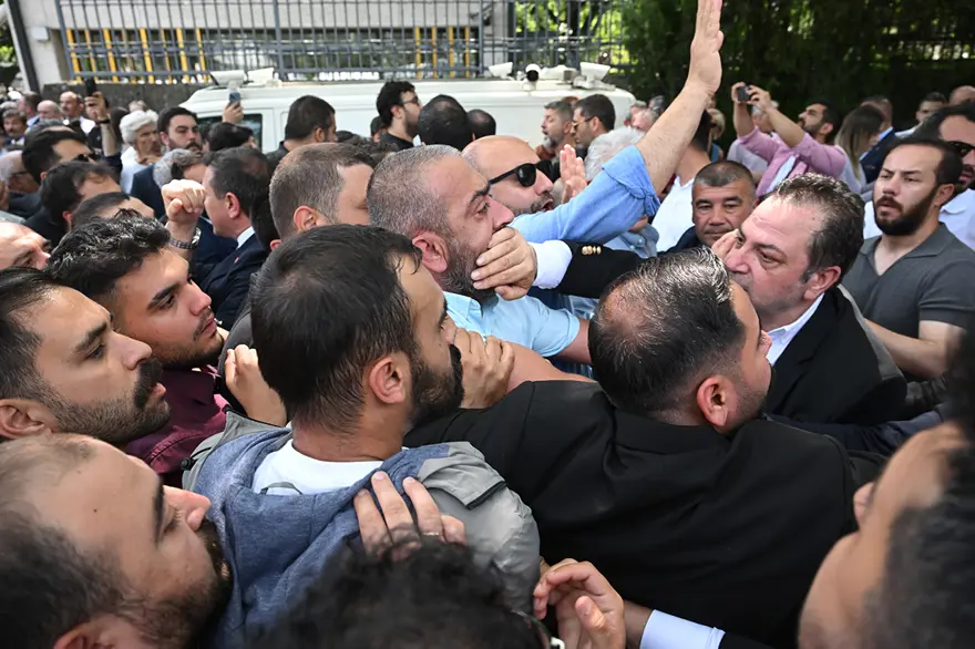 GERİLİM MECLİS KAPISINA TAŞINDI 4 GERİLİM MECLİS KAPISINA TAŞINDI 4