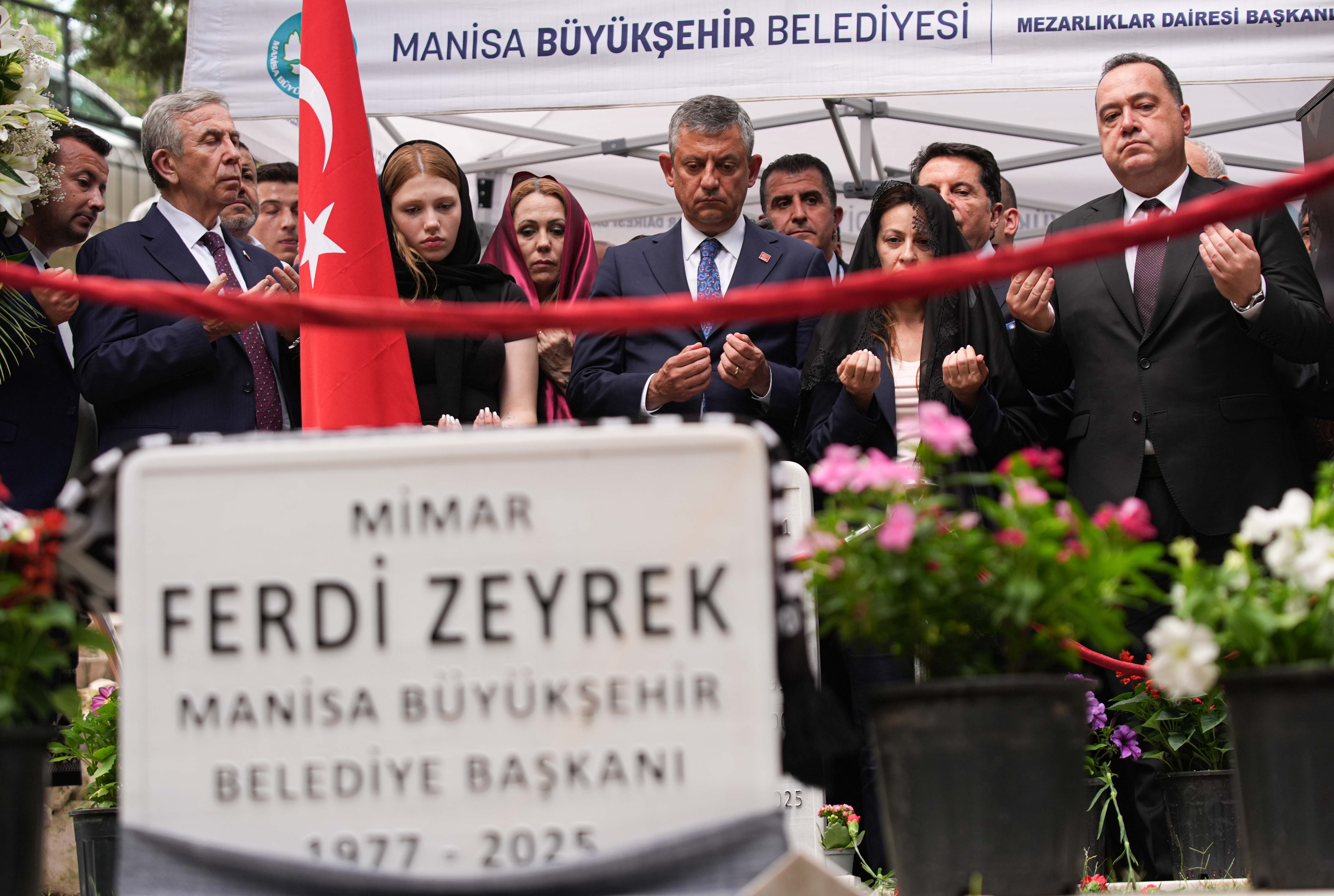 Ferdi Zeyrek için vefatının birinci yılında mevlit