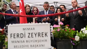 Ferdi Zeyrek için vefatının birinci yılında mevlit okutuldu
