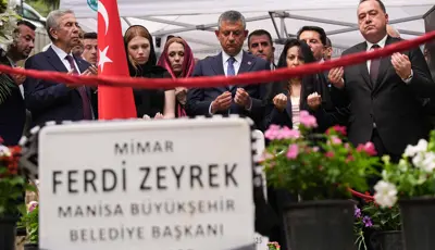 Ferdi Zeyrek için vefatının birinci yılında mevlit okutulduEski Manisa Büyükşehir Belediye Başkanı Ferdi Zeyrek için vefatının birinci yılında mevlit okutuldu. Anma etkinliğine CHP Grup Başkanı Özgür Özel de katıldı