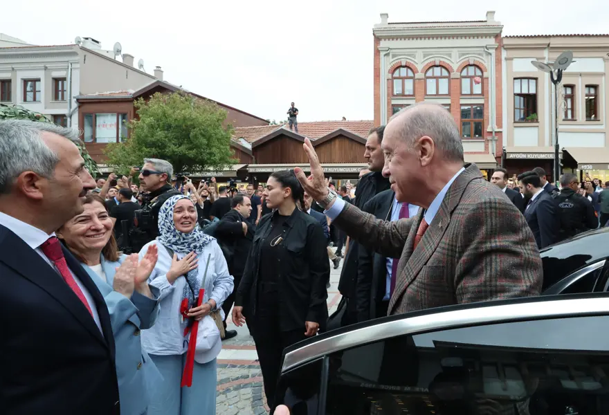 Cumhurbaşkanı Erdoğan, kafede vatandaşlarla sohbet etti gorsel