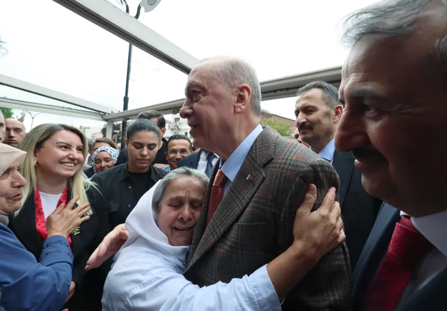 Cumhurbaşkanı Erdoğan, kafede vatandaşlarla sohbet etti gorsel