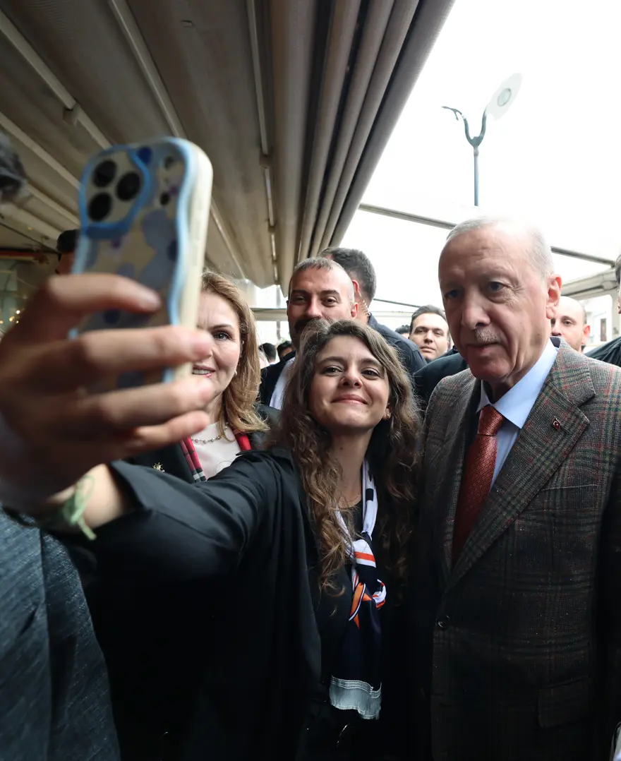 Cumhurbaşkanı Erdoğan, kafede vatandaşlarla sohbet etti gorsel