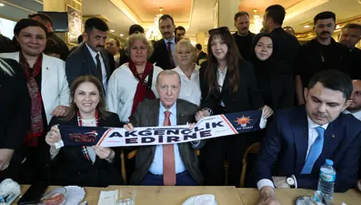 Cumhurbaşkanı Erdoğan, kafede vatandaşlarla sohbet etti