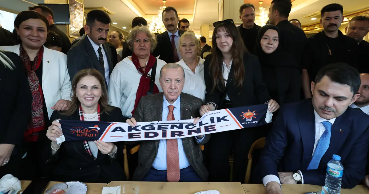 Cumhurbaşkanı Erdoğan, kafede vatandaşlarla sohbet etti