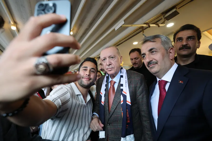 Cumhurbaşkanı Erdoğan, kafede vatandaşlarla sohbet etti gorsel