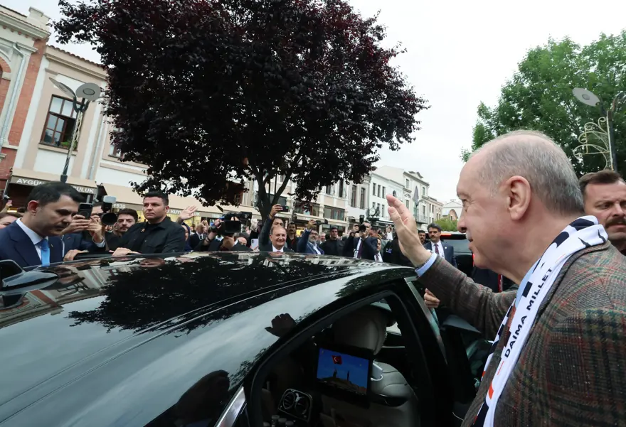 Cumhurbaşkanı Erdoğan, kafede vatandaşlarla sohbet etti gorsel