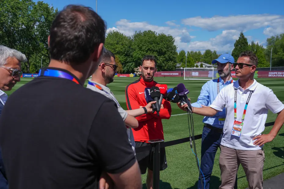 Hakan Çalhanoğlu: Bahane bulmadan kendi oyunumuzu oynayıp inşallah maçı kazanacağız