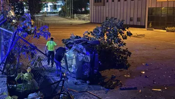 Sıkıştırılan otomobil takla attı. 4 kişi yaralandı, sürücü firarda