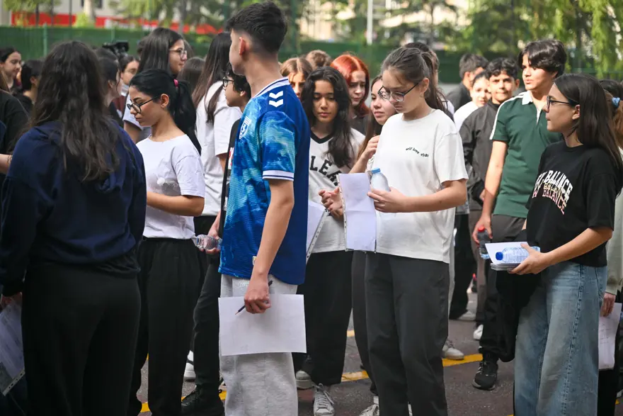 LGS'de ilk oturum tamamlandı: Bir okulda kapı gerginliği yaşandı, yanlış kimlikle gelen son anda içeri girebildi