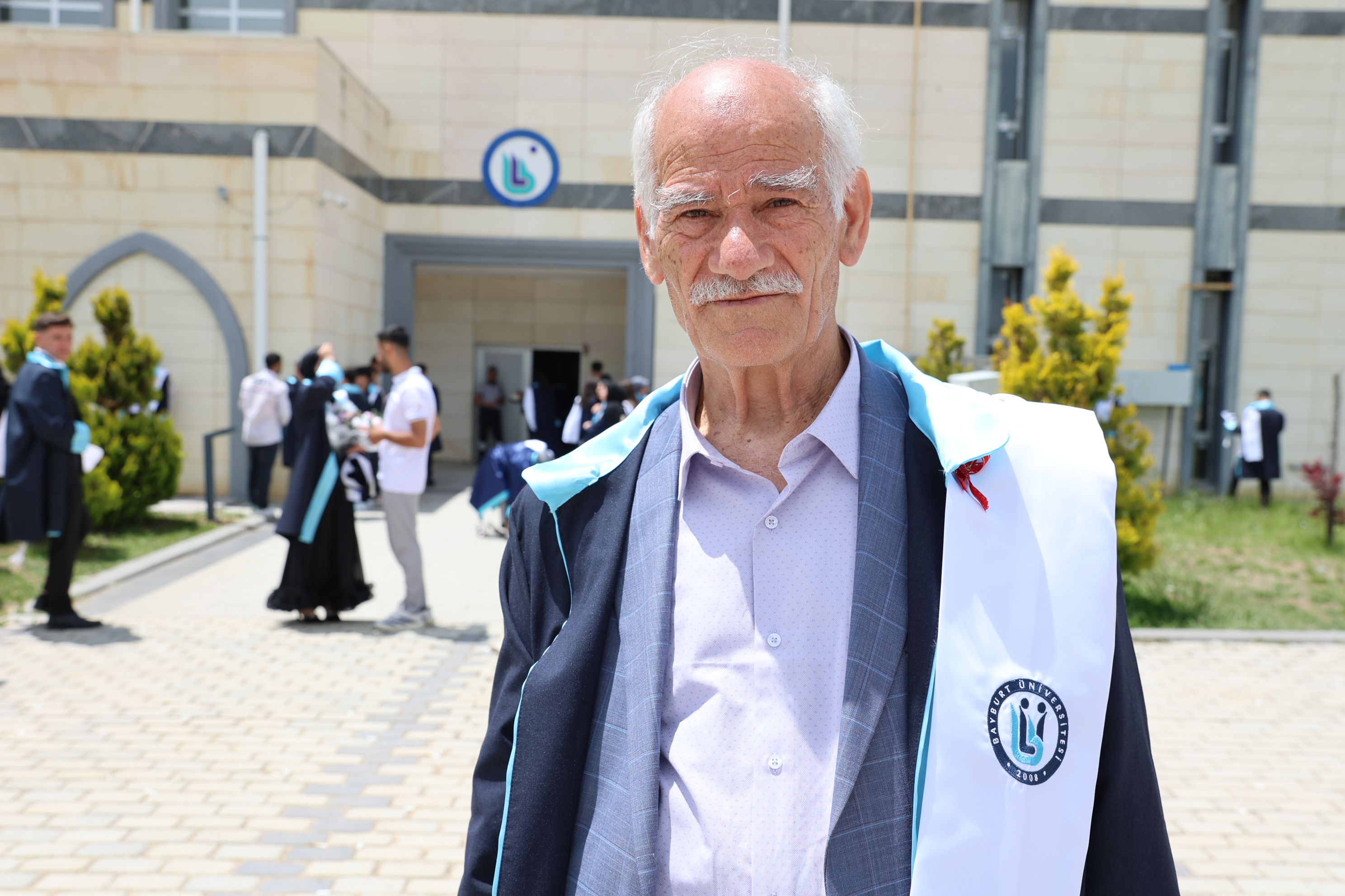 Hayalini kurduğu bölümden 75 yaşında mezun oldu