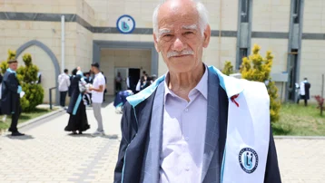 Hayalini kurduğu bölümden 75 yaşında mezun oldu