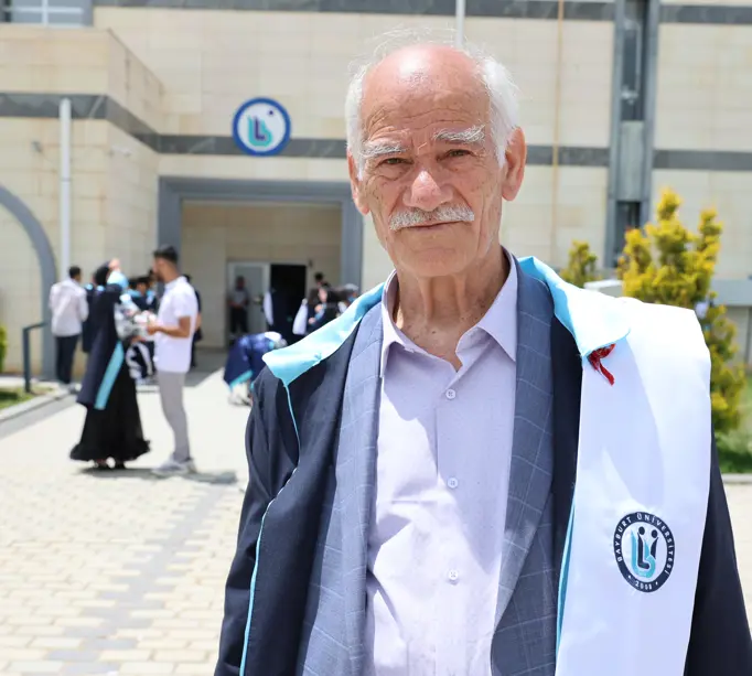 Hayalini kurduğu bölümden 75 yaşında mezun olduBayburt'ta 75 yaşındaki Veysel Gider, Bayburt Üniversitesi İnsan ve Toplum Bilimleri Fakültesi Tarih Bölümü'nden mezun olmanın mutluluğunu yaşadı.