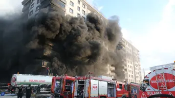 Depoda çıkan yangın 10 katlı apartmanı sardı