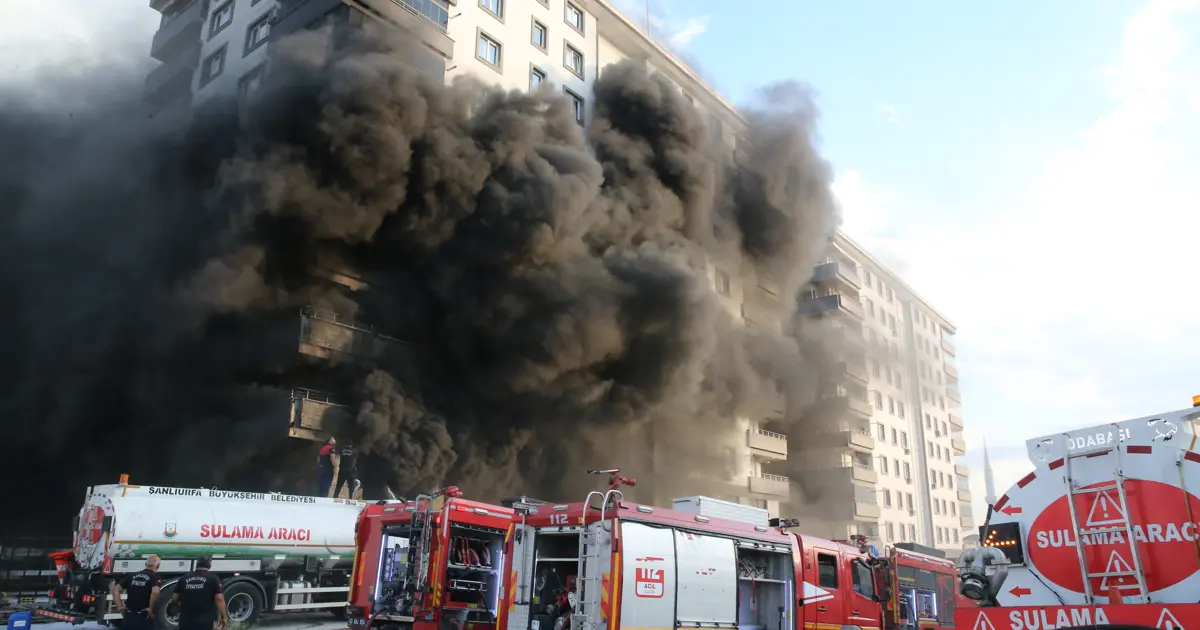 Şanlıurfa'da 10 katlı apartmanda yangın. Dumanlar bütün binayı sardı