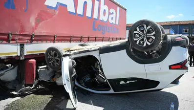 TIR'la çarpışan araç devrildi. 1 ölü, 2 yaralı
