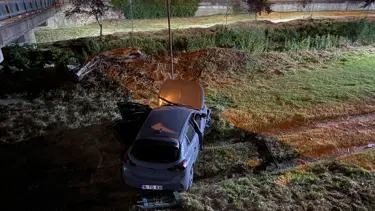 Navigasyon yanılttı, dere yatağına uçtu
