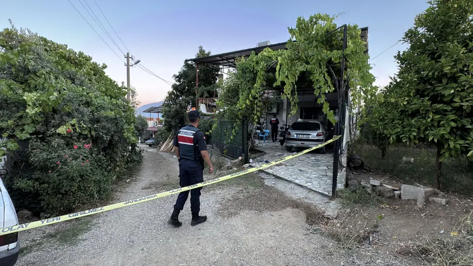 "Bahçe kapısı ses çıkarıyor" kavgası: 1 ölü, 2 yaralı