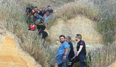 İstanbul'da yamaç paraşütü kazası. Biri çocuk 2 kişi kayalıklara çarparak yaralandıÇatalca'da yamaç paraşütü yaparken rüzgarın etkisiyle kayalıklara çarpan biri çocuk 2 kişi yaralandı.