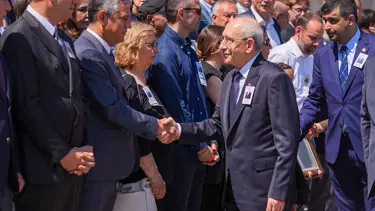 Mutlak butlan kararı sonrası ilk. Kılıçdaroğlu ve Özel karşı karşıya geldi, tokalaştı