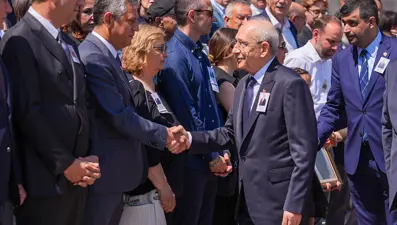 Mutlak butlan kararı sonrası ilk. Kılıçdaroğlu ve Özel karşı karşıya geldi, tokalaştı