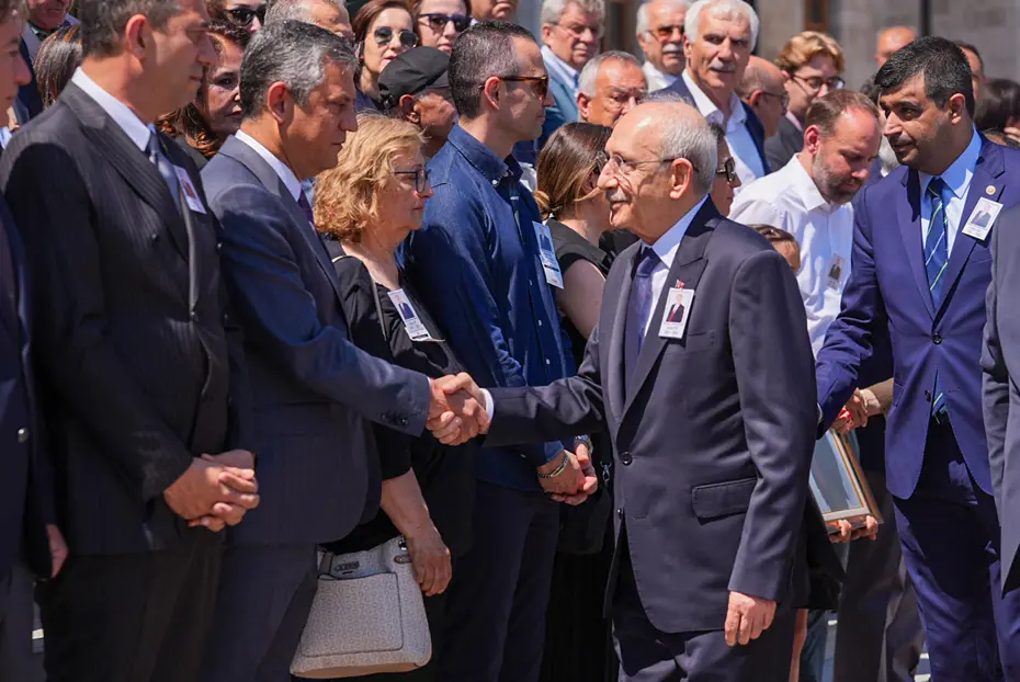 Mutlak butlan kararı sonrası ilk. Kılıçdaroğlu ve Özel karşı karşıya geldi, tokalaştı