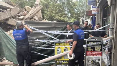 Yıkımı yapılan 6 katlı binada çökme meydana geldi