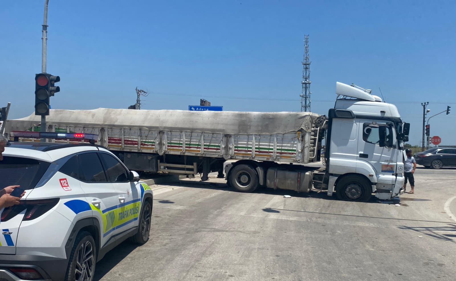 Adana'da TIR iki otomobili ezdi geçti. 5 yaralı